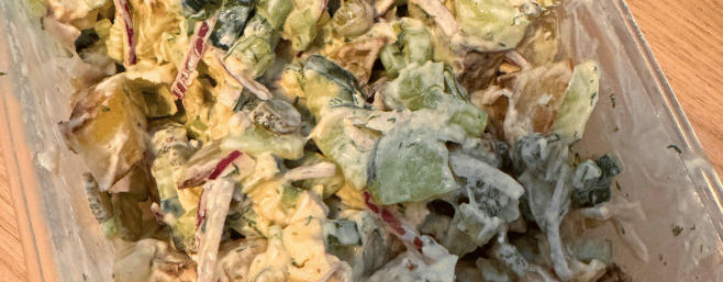 Salade protéinée concombre, cornichons, poulet, sauce au skyr